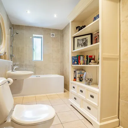 Apartment 10 Stonegate Court