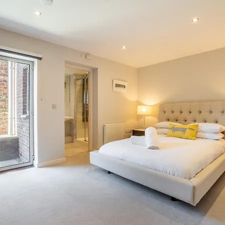 Apartment 10 Stonegate Court *