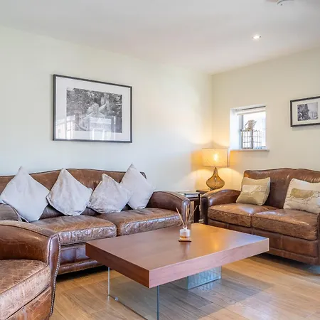 10 Stonegate Court Apartment *