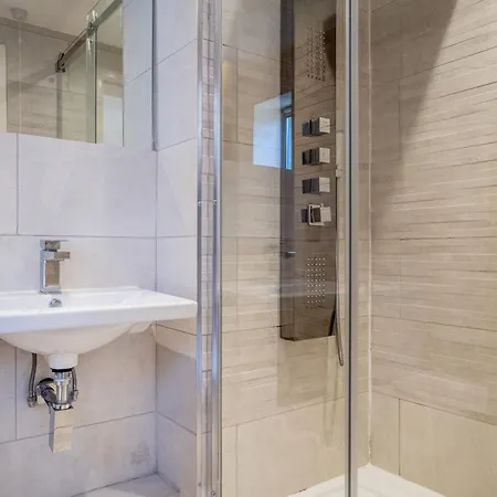 10 Stonegate Court Apartment *